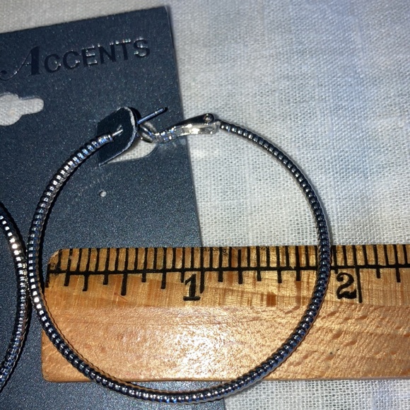 NWOT lg. textured silvertone wire clutchless hoop earrings. $15 - Picture 2 of 2
